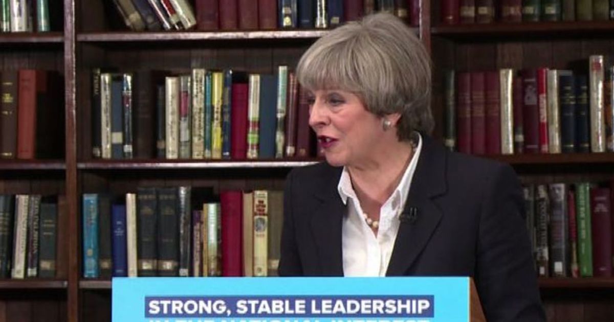 May si difende su fondi polizia e appoggia Khan contro Trump