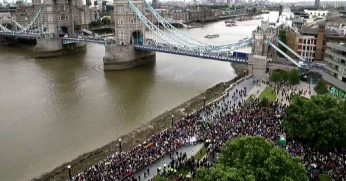Londra, in migliaia alla veglia al London Bridge per le vittime