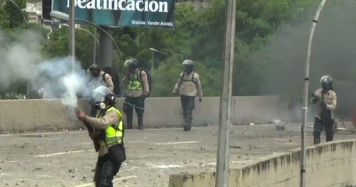 Violente manifestazioni a Caracas, stampa aggredita da polizia