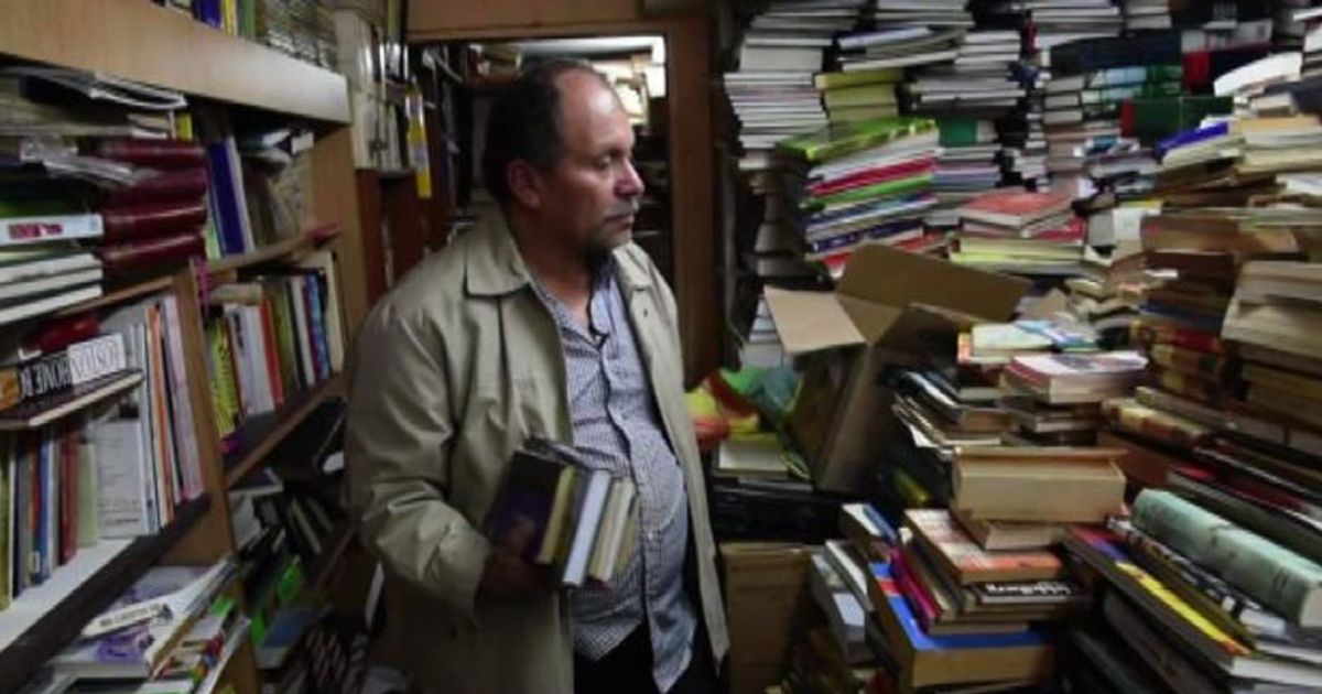 Colombia, “Il signore dei libri” che salva i volumi abbandonati
