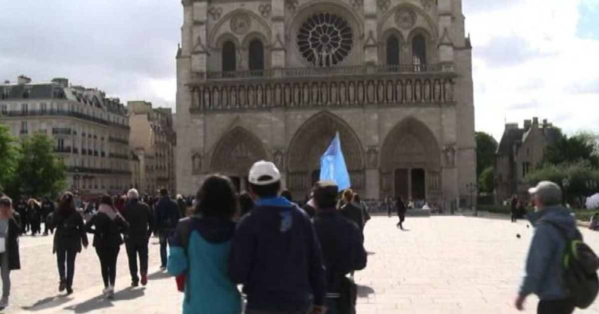 Turisti di nuovo a Notre Dame: “Senza paura contro il terrorismo”
