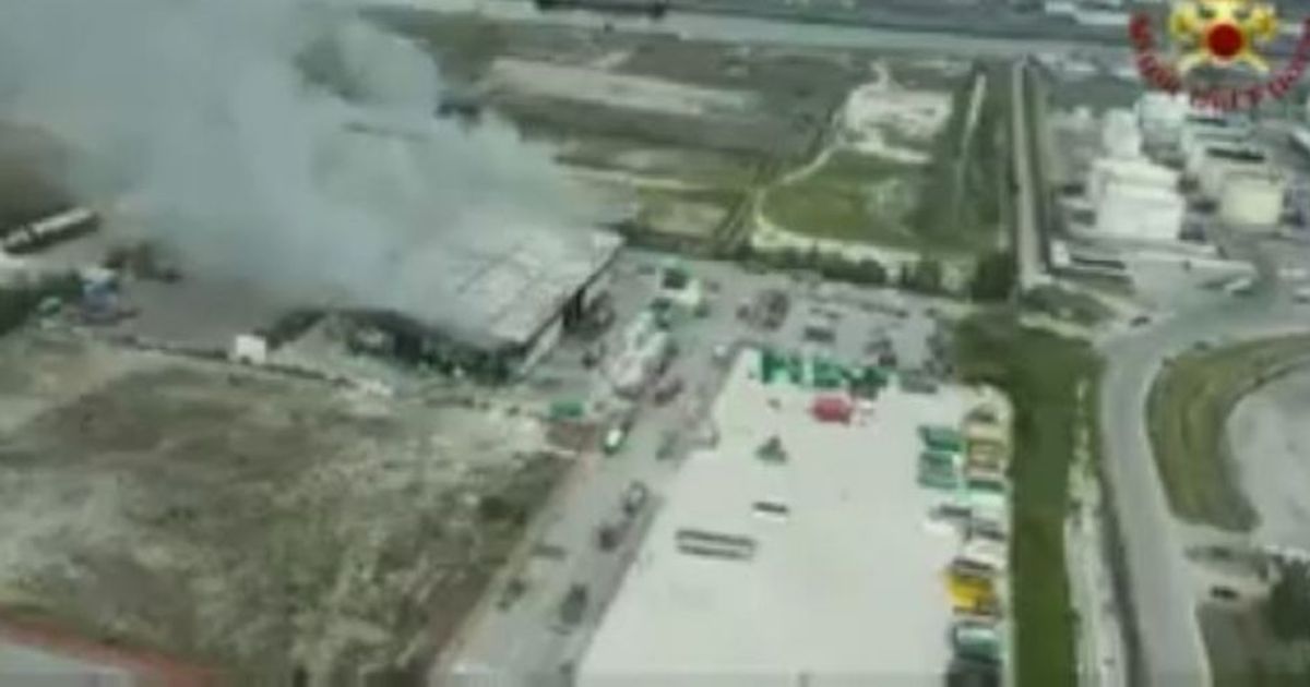 Mega incendio nel veneziano, brucia capannone di rifiuti