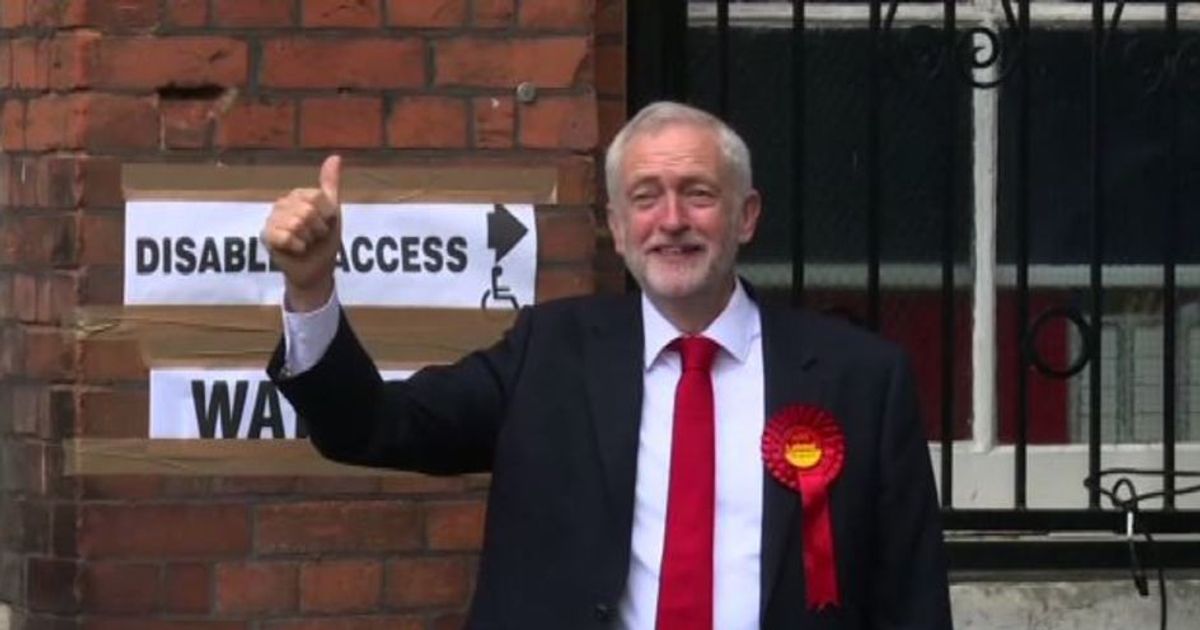 Elezioni Gb, Jeremy Corbyn vota al suo seggio