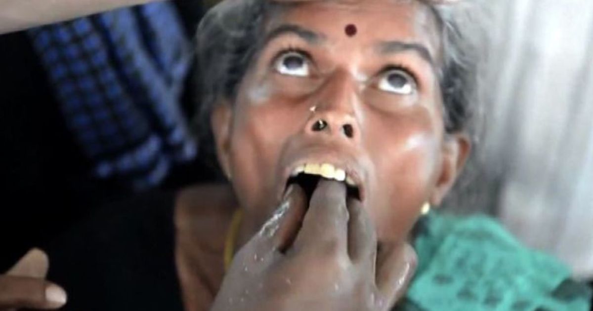 Pesci vivi contro l’asma, si ripete il rito collettivo in India