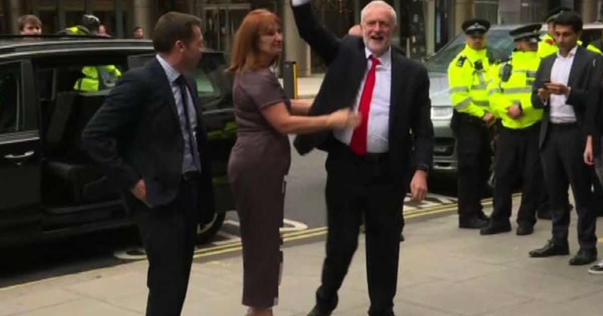 UK, Corbyn arriva alla sede del Labour Party accolto da vincitore