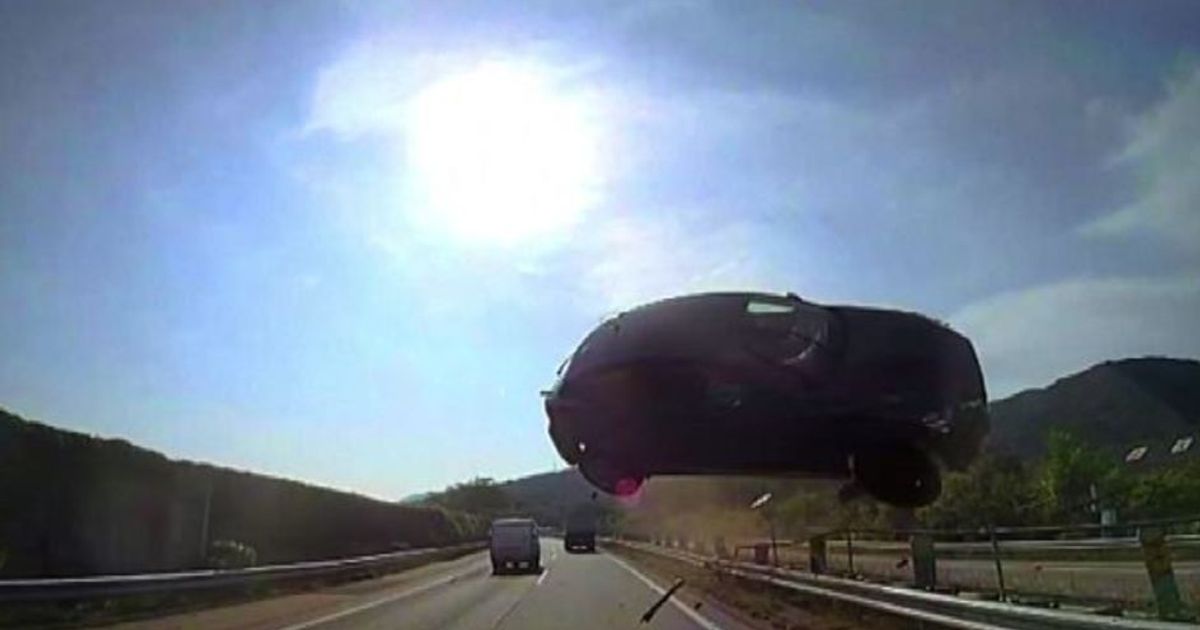 Drammatico incidente in Giappone, vettura “vola” contro un bus