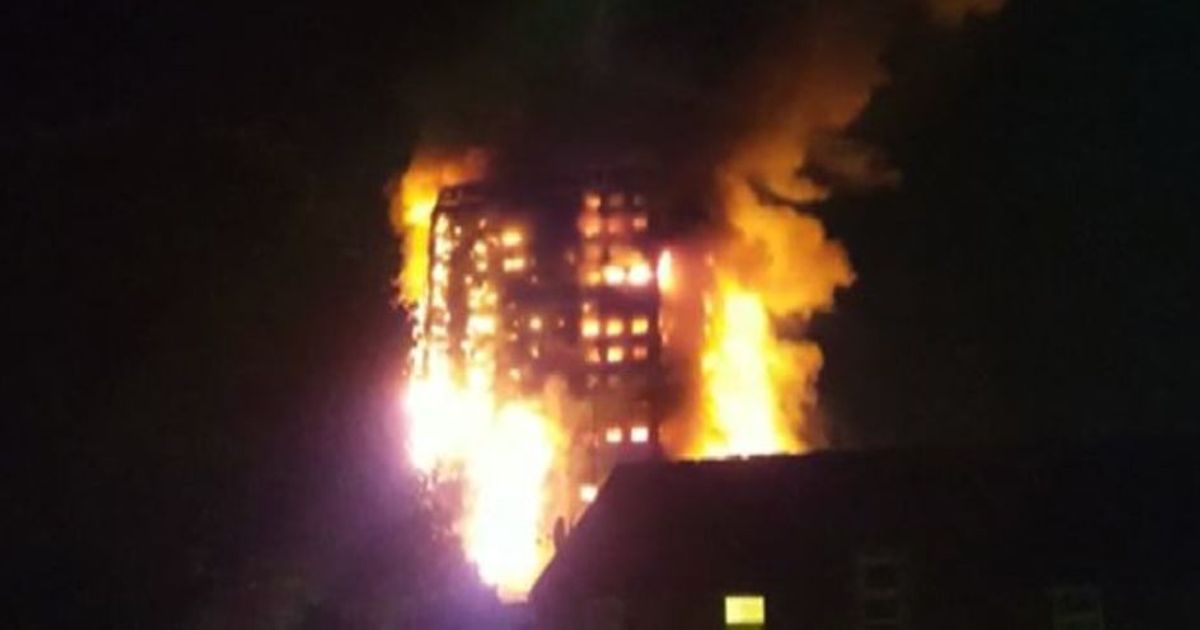 Fiamme nel cielo di Londra, un grattacielo avvolto dal fuoco