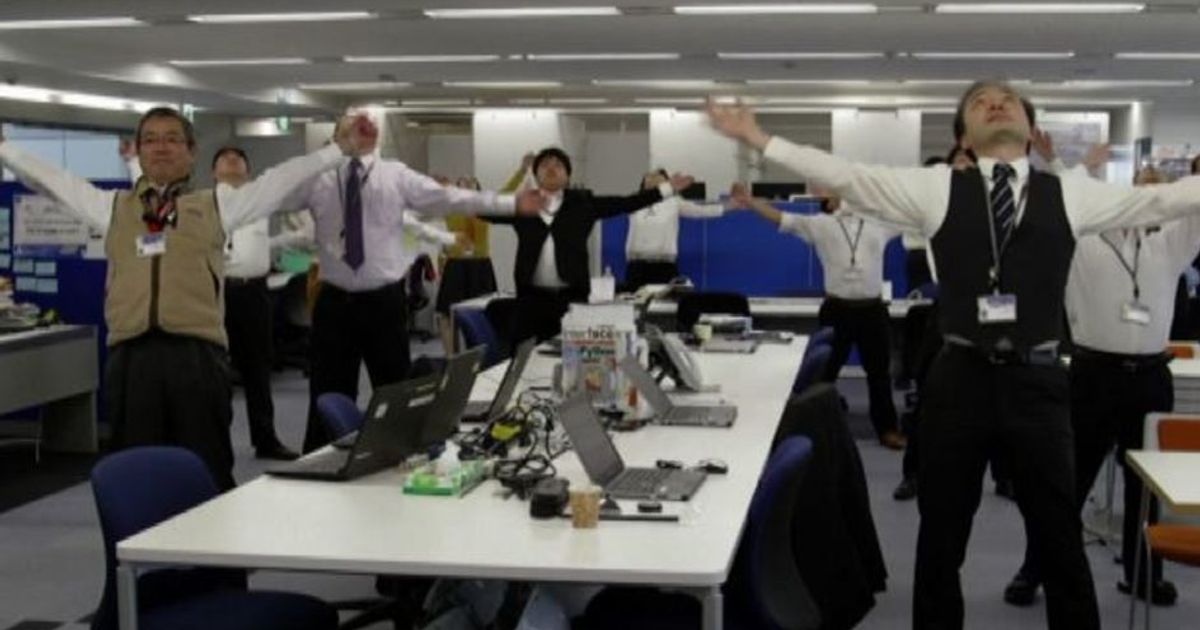 I giapponesi fanno ginnastica in ufficio, aiuta a lavorare meglio