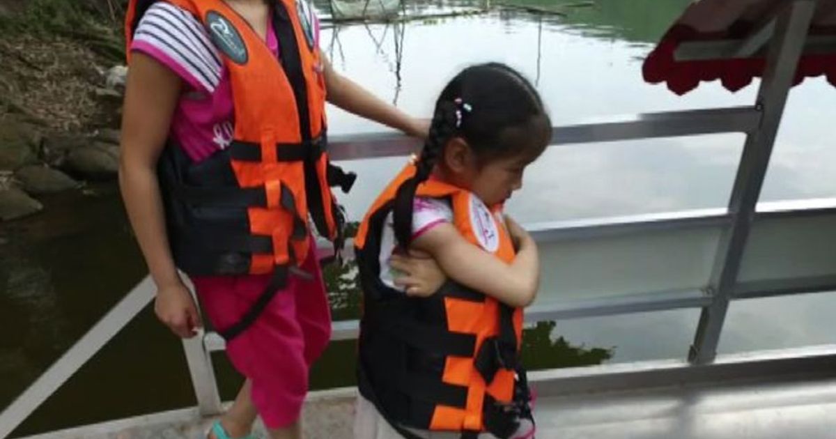 In Cina alcuni studenti ogni giorno vanno a scuola in barca