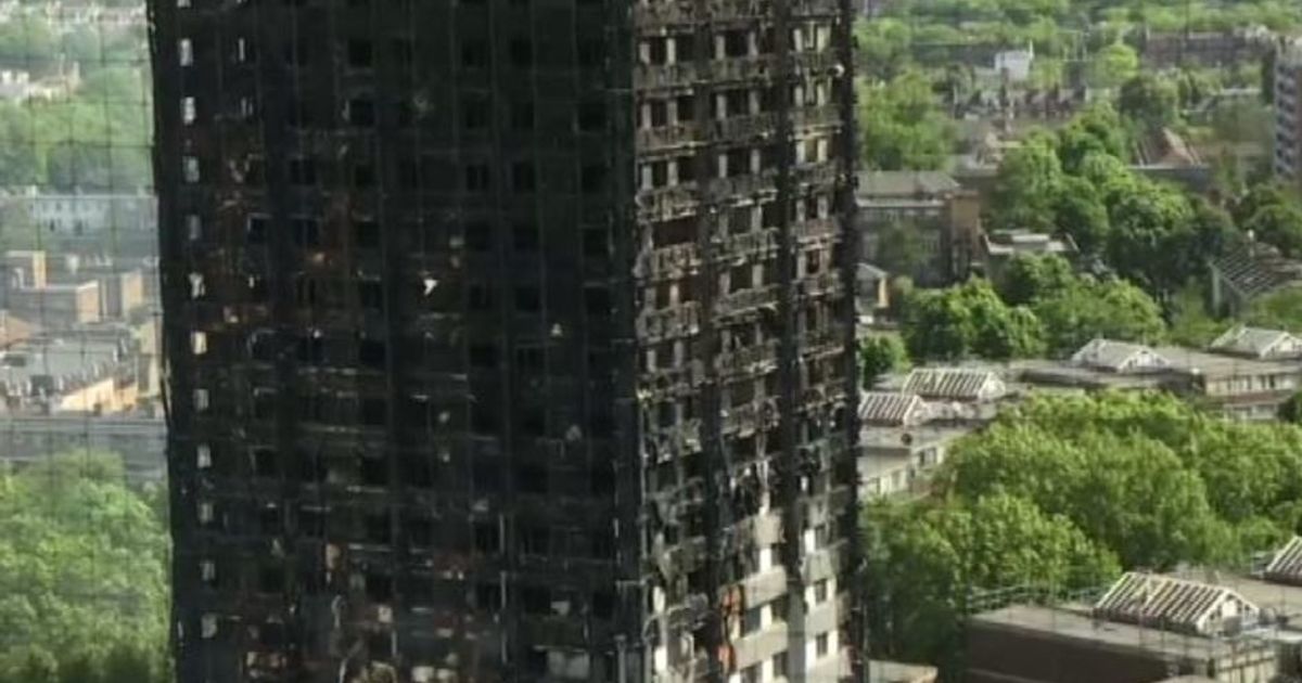 Lo scheletro carbonizzato della Grenfell tower dopo l’incendio