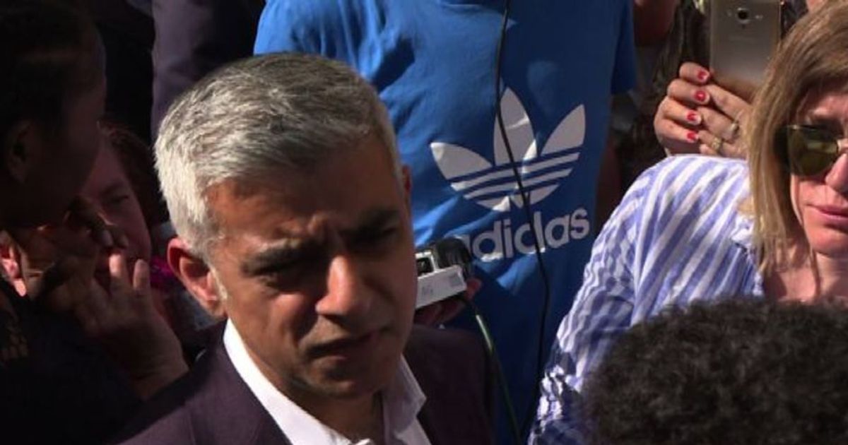 Londra, rogo alla  Grenfell Tower, sindaco Khan: risposte rapide