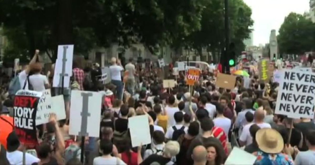 Governo May, proteste a Londra contro ipotesi di accordo con Dup