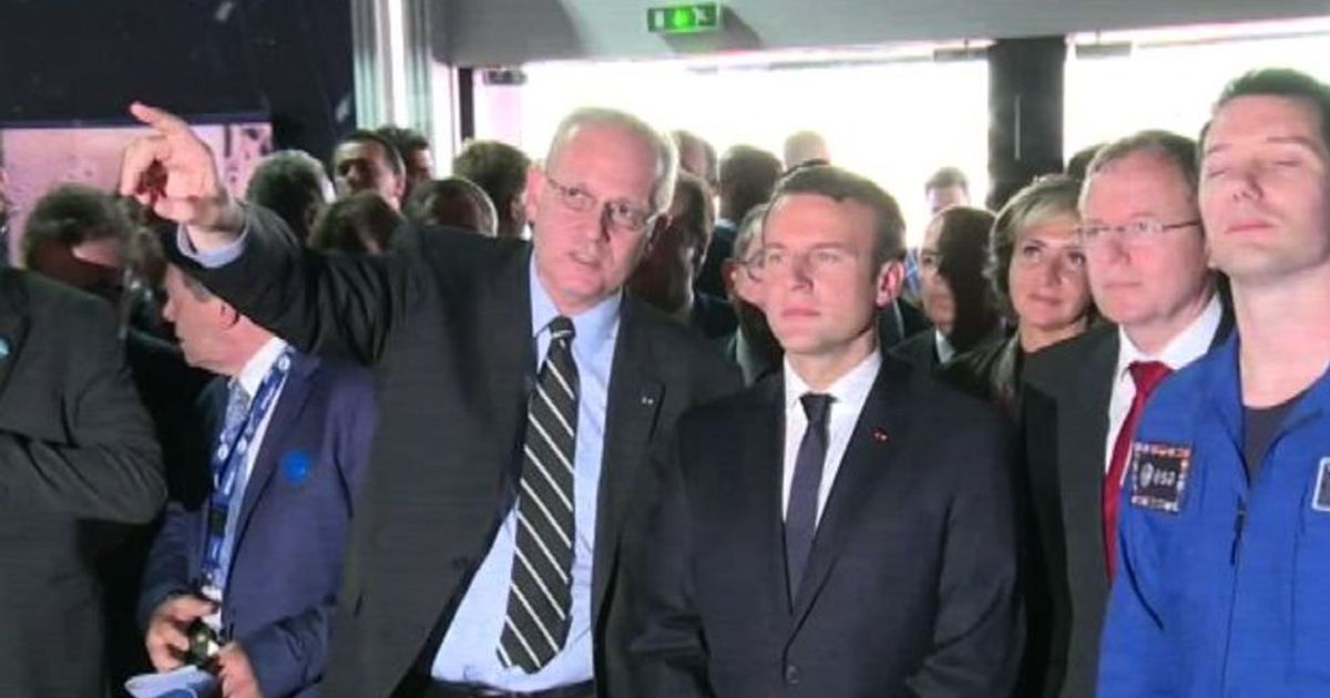 Macron al salone di Bourget e l’incontro con l’astronauta