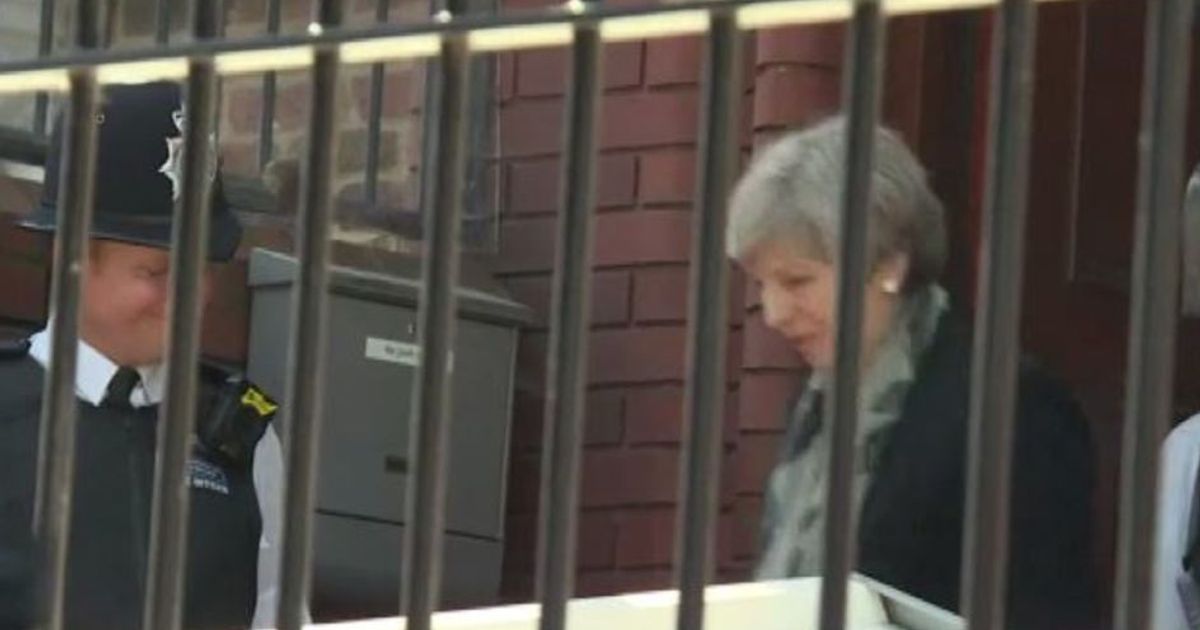 Attacco a moschea Londra, May e Corbyn sul luogo dell’attentato