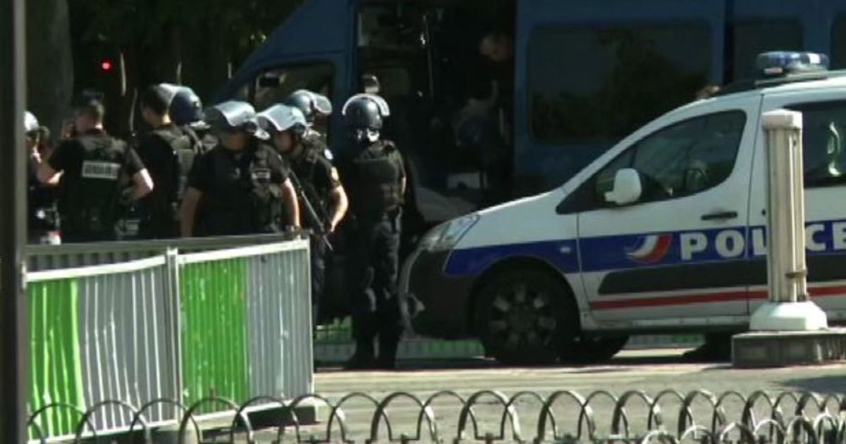 Parigi, auto contro furgone della polizia: morto l’aggressore