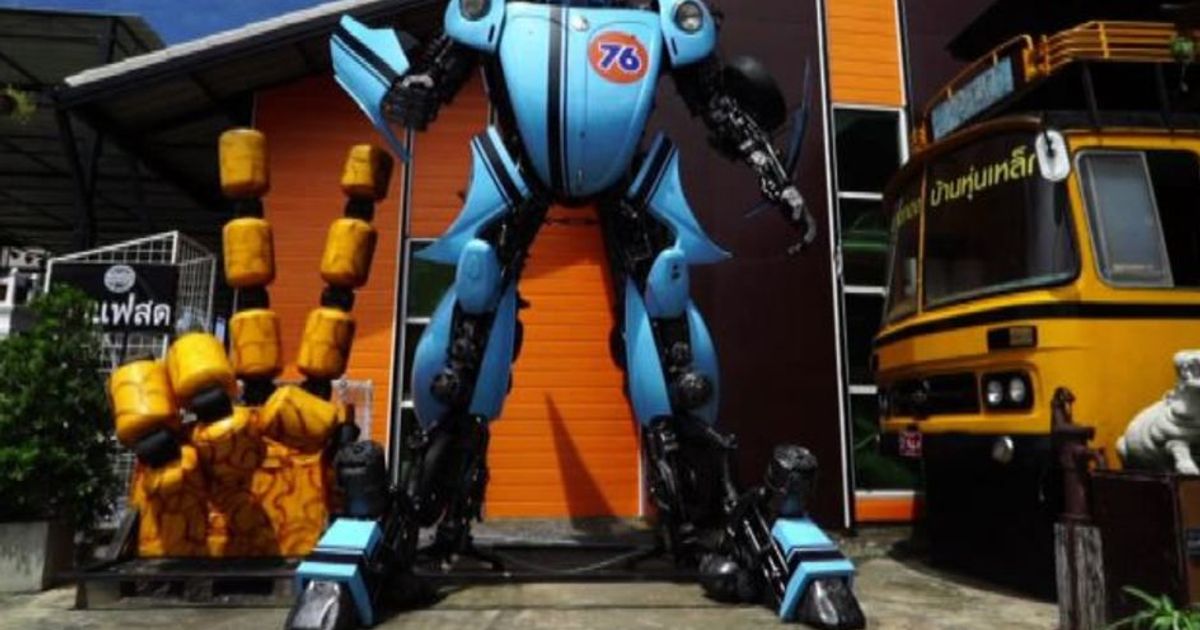 Robot enormi e supereroi: il negozio di giochi giganti