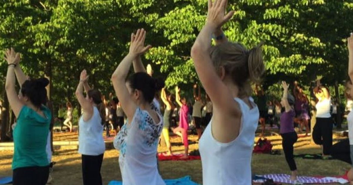 Yoga per l’armonia e la pace nei giardini dell’Auditorium a Roma