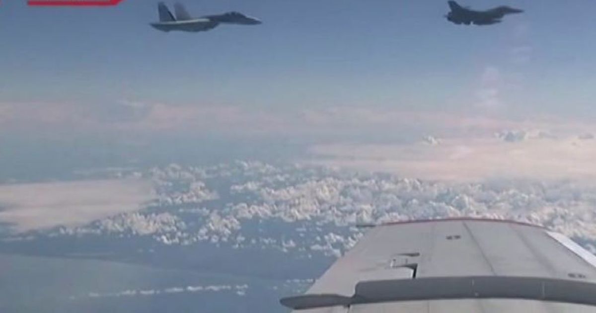 Un F-16 polacco affianca l’aereo del ministro della Difesa russo