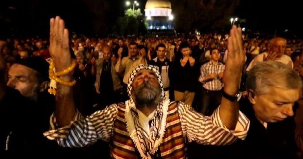 Gerusalemme, musulmani palestinesi celebrano la Notte del destino
