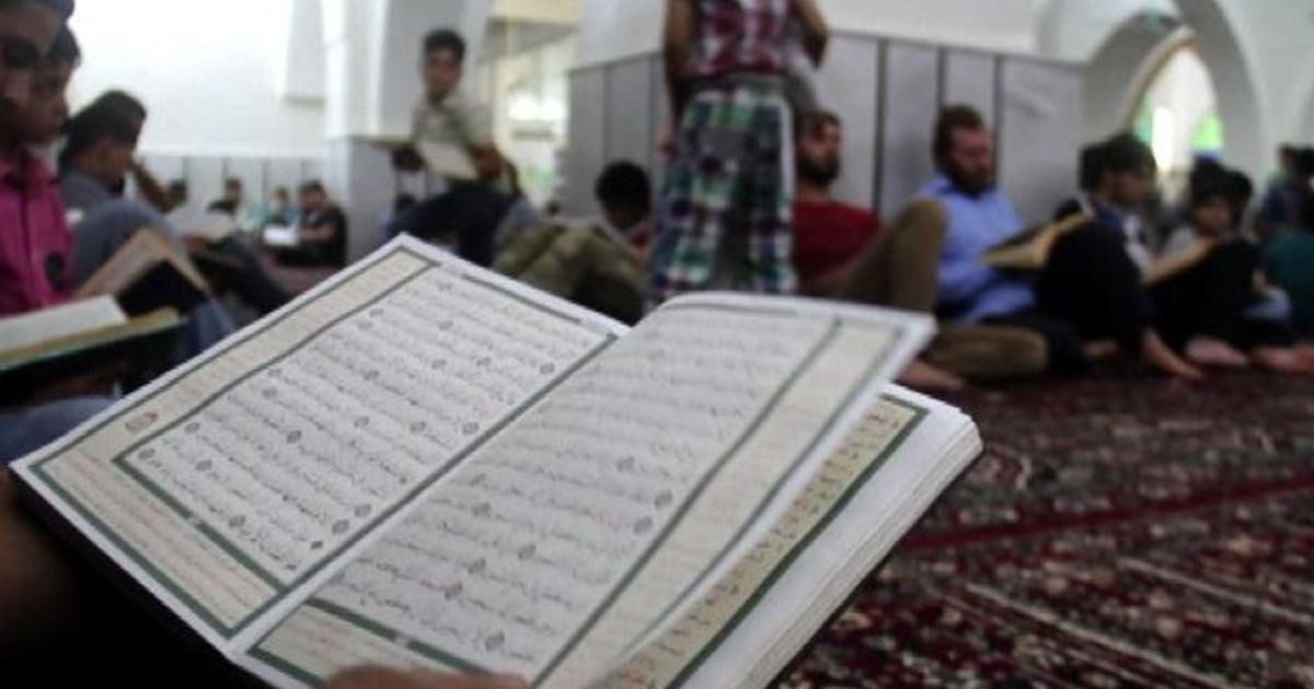 Preghiera dei musulmani siriani nella Notte del Destino a Idlib