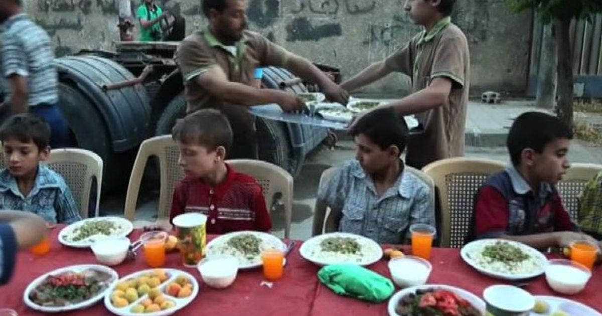 Siria: a Duma assediata grandi tavolate imbandite per l’iftar