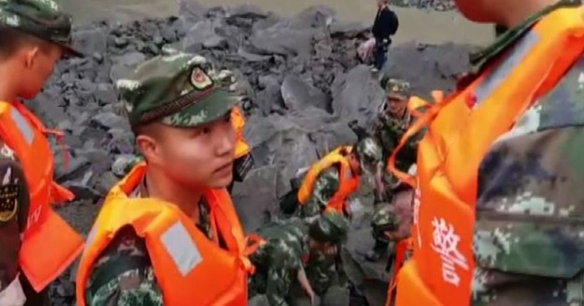 Cina, frana investe 40 case: oltre 100 persone sepolte