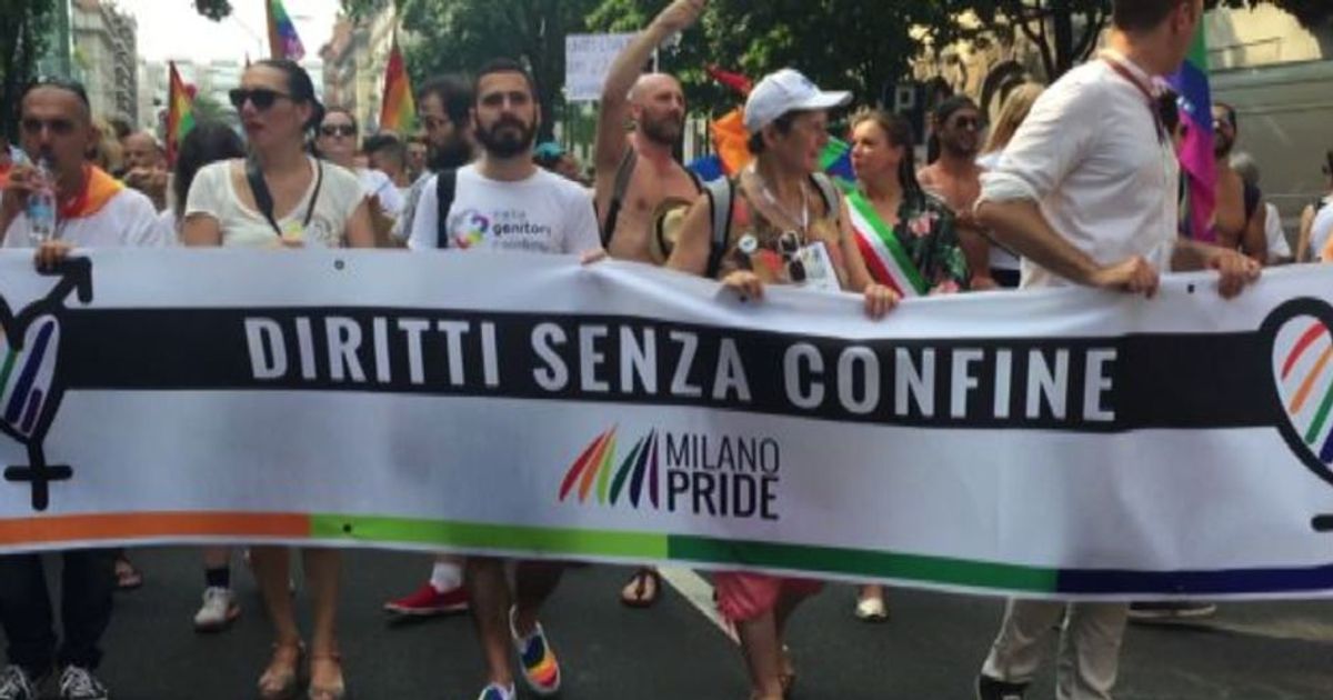 A Milano in migliaia per la parata del Pride 2017