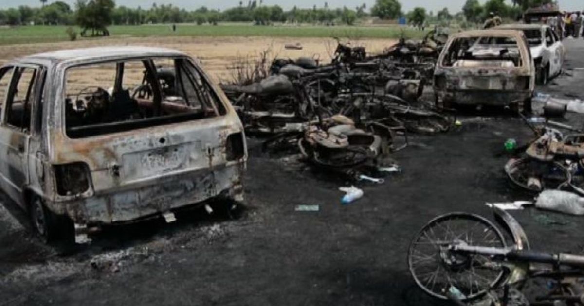 Pakistan, esplode autocisterna: rogo in autostrada, 150 morti