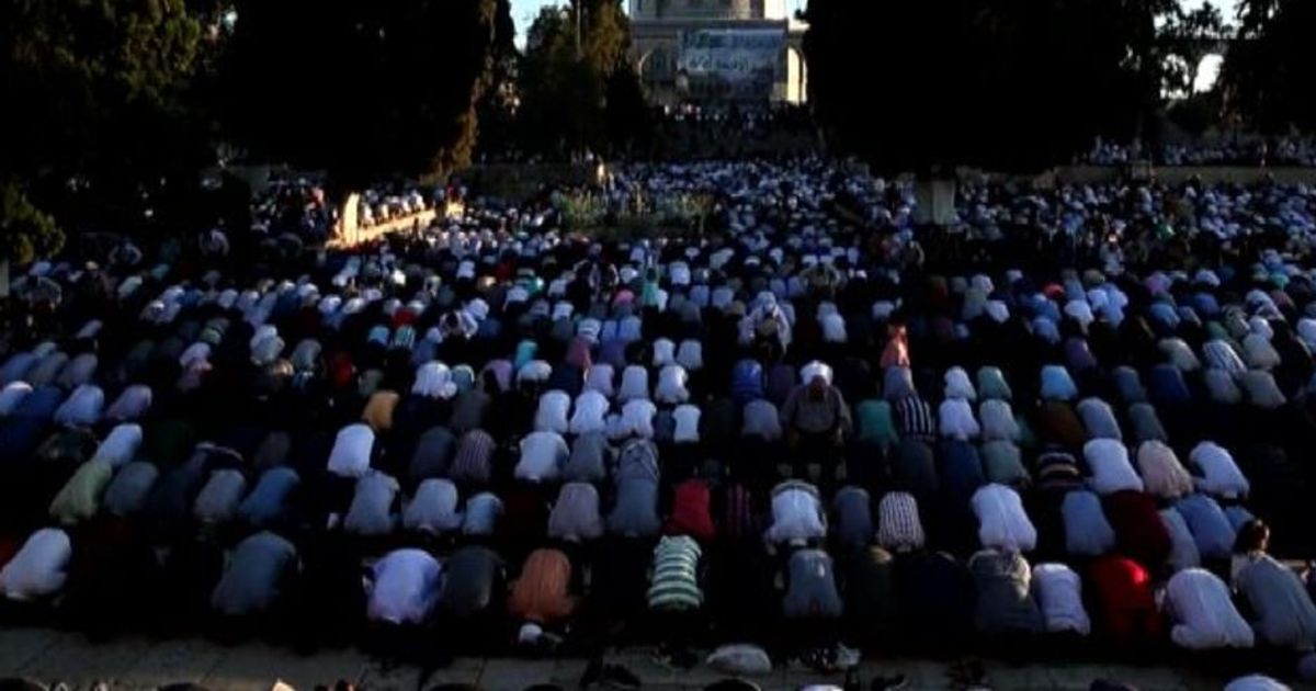 Gerusalemme, preghiera dei fedeli islamici per fine del Ramadan