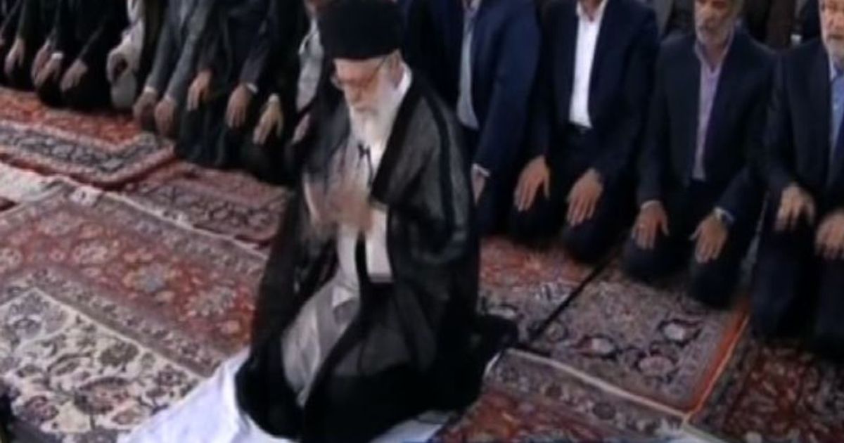 La guida suprema iraniana Khamenei prega per la fine del ramadan