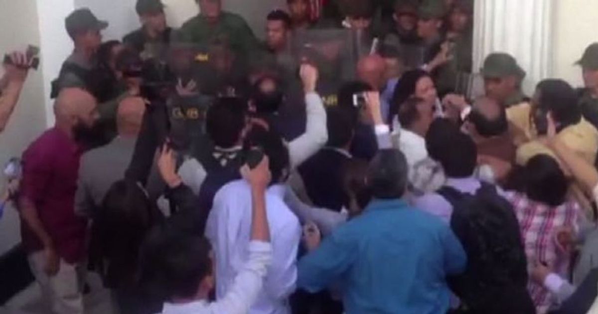 Caos Venezuela, scontri fra deputati ed esercito al Parlamento