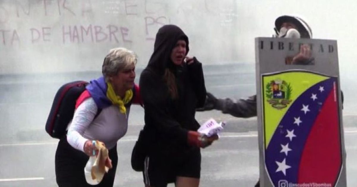 Decine di arresti a Caracas, introvabile pilota dell’elicottero