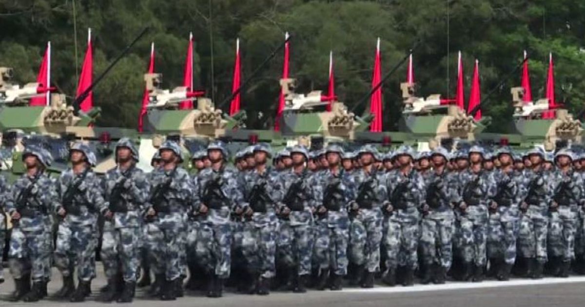 Ad Honk Kong l’armata cinese sfila per Xi Jinping