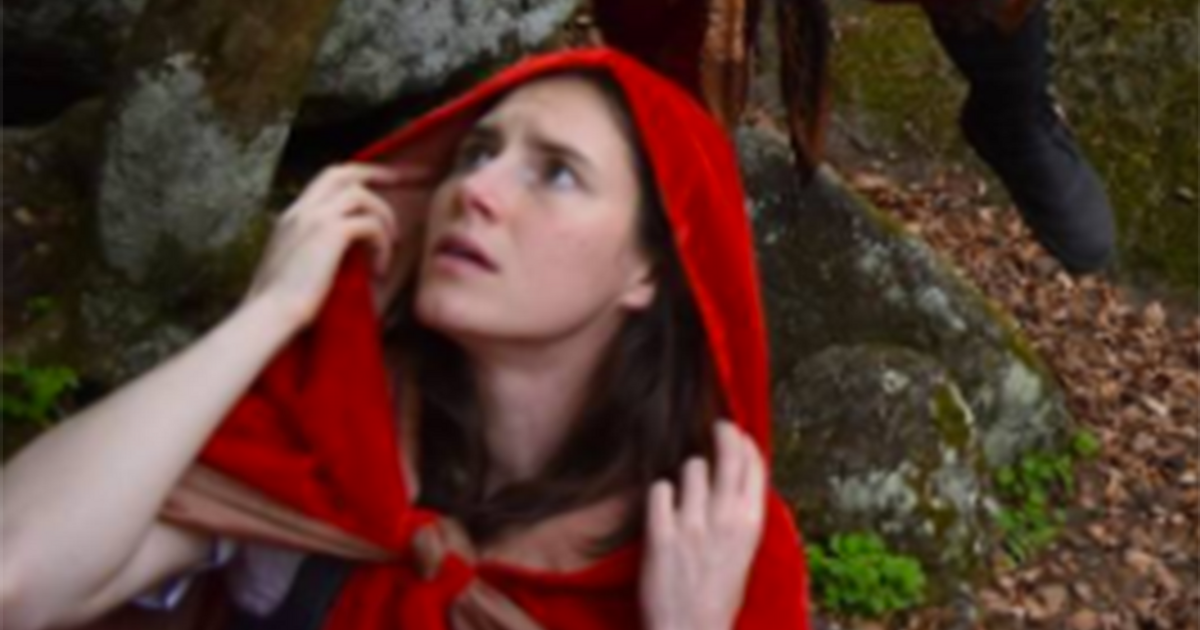 La nuova vita di Amanda Knox? Le sue foto da Cappuccetto Rosso…
