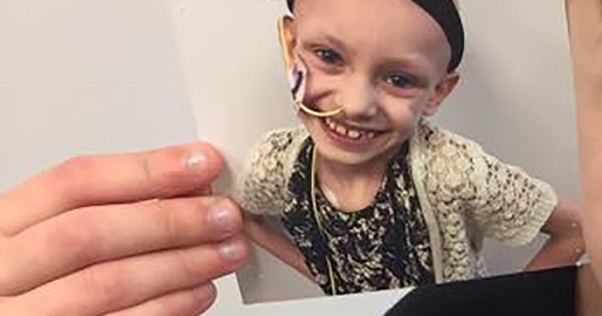 Ha sconfitto il cancro: ecco la foto del primo e dell’ultimo giorno di scuola