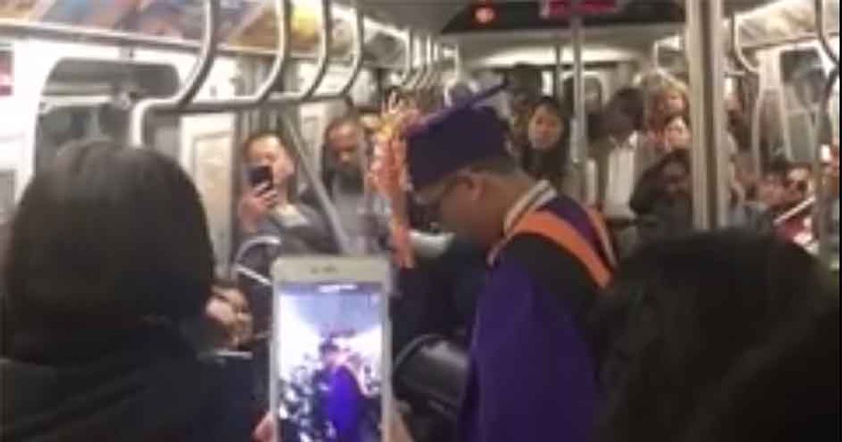 Perde la cerimonia di laurea per un guasto ai treni, gli amici lo celebrano così