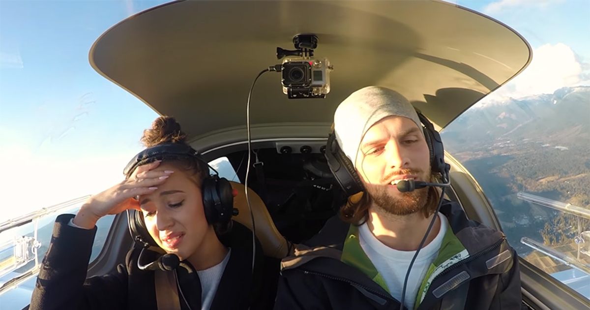 Finge un grave guasto in volo, solo per chiederla in moglie