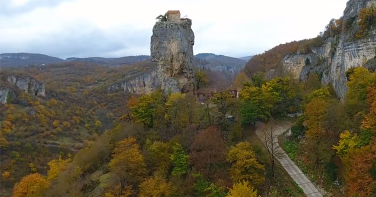 La Chiesa impossibile da raggiungere si trova in Georgia