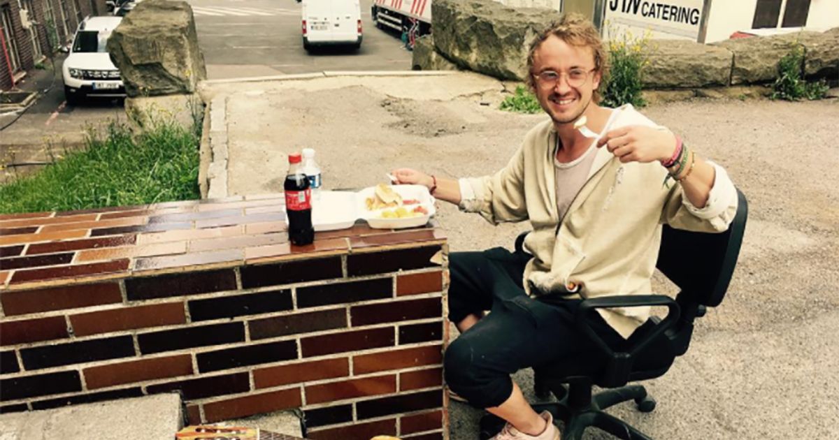 Draco Malfoy si esibisce con la chitarra per le strade di Praga