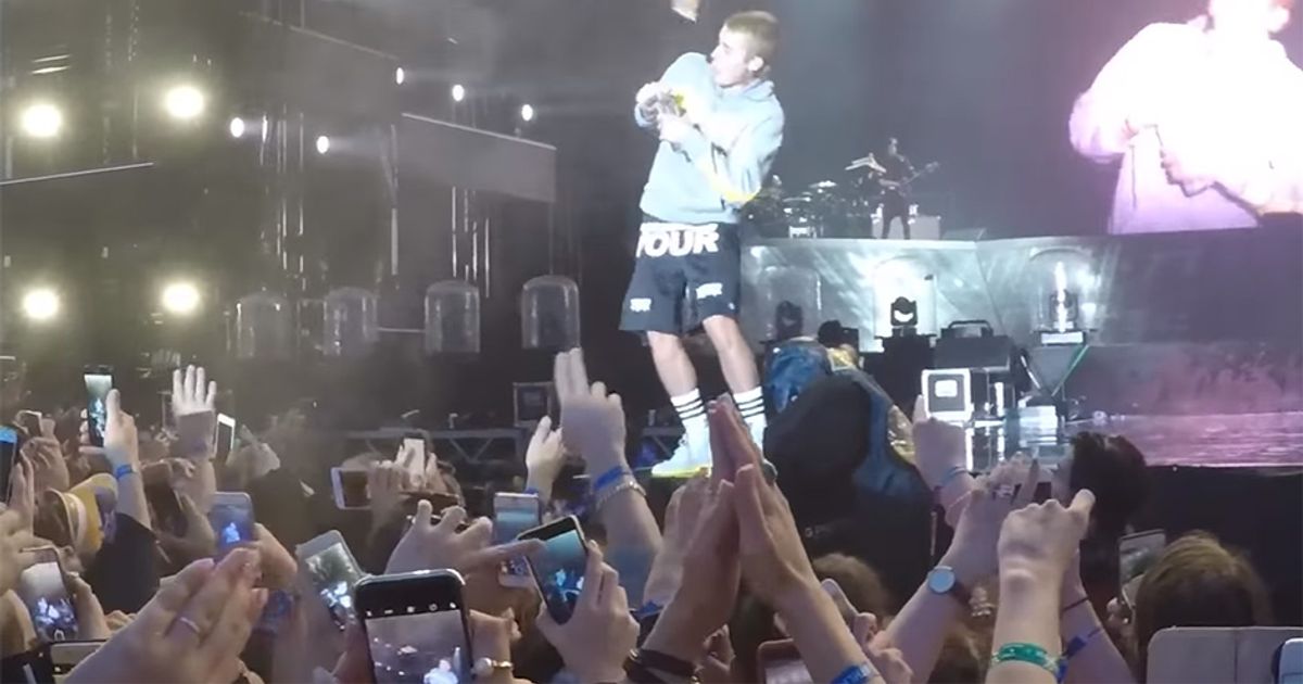 Bieber si rifiuta di cantare “Despacito” e gli tirano una bottiglia