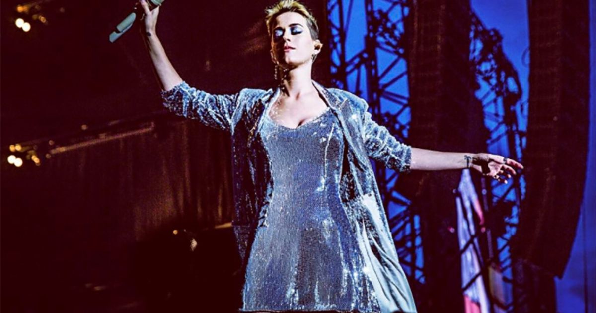 Katy Perry si lascia andare e piange durante la diretta live