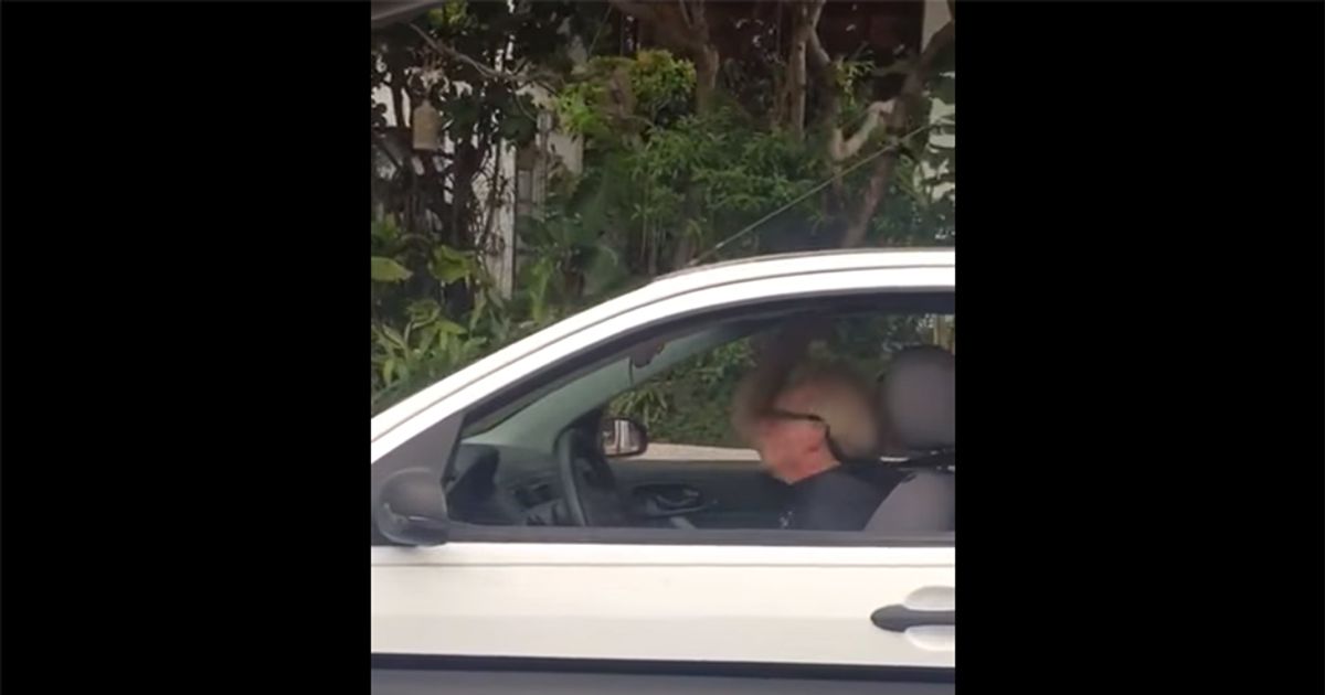 Nonno contagiato dai Metallica si lancia in un headbanging in auto