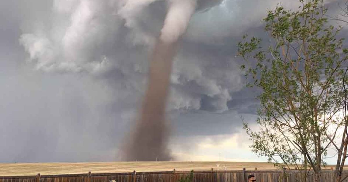 Taglia l’erba del prato nonostante stia arrivando un tornado