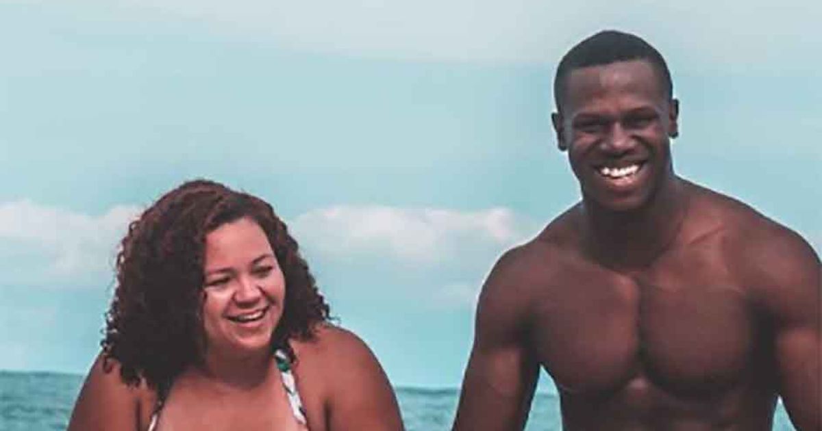 Un uomo e una donna mano nella mano e la foto diventa virale