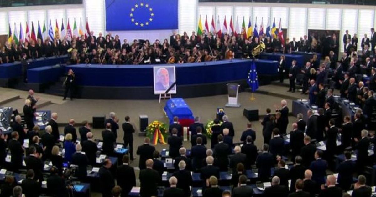 Ue, lungo applauso al parlamento di Strarburgo per Helmut Kohl
