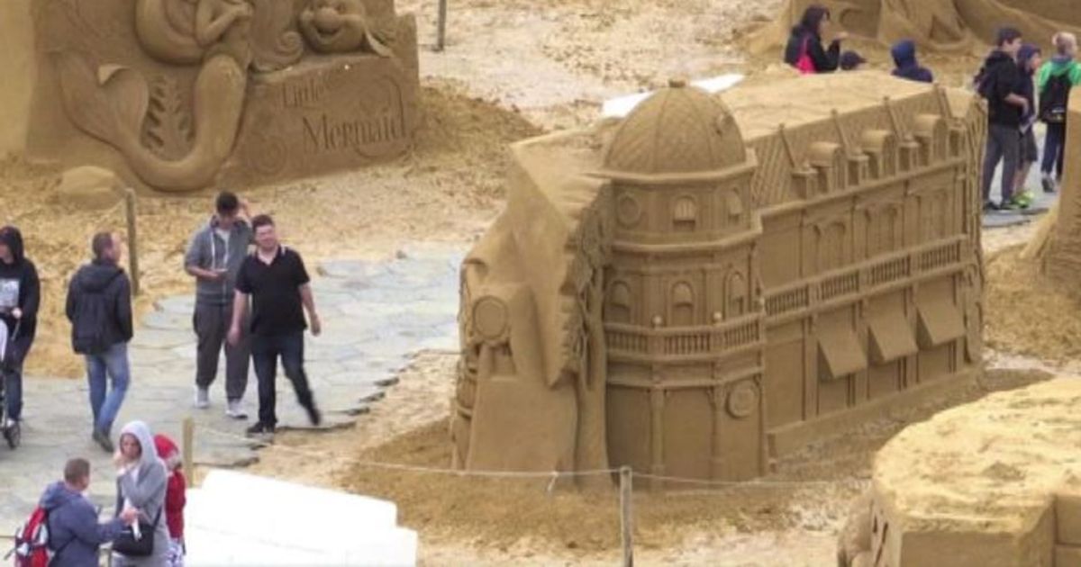 Il festival di sculture di sabbia in spiaggia a Ostenda