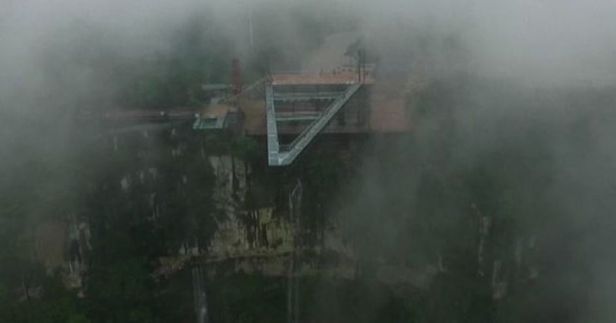 Cina, passerella di vetro 120 metri a strapiombo su un canyon