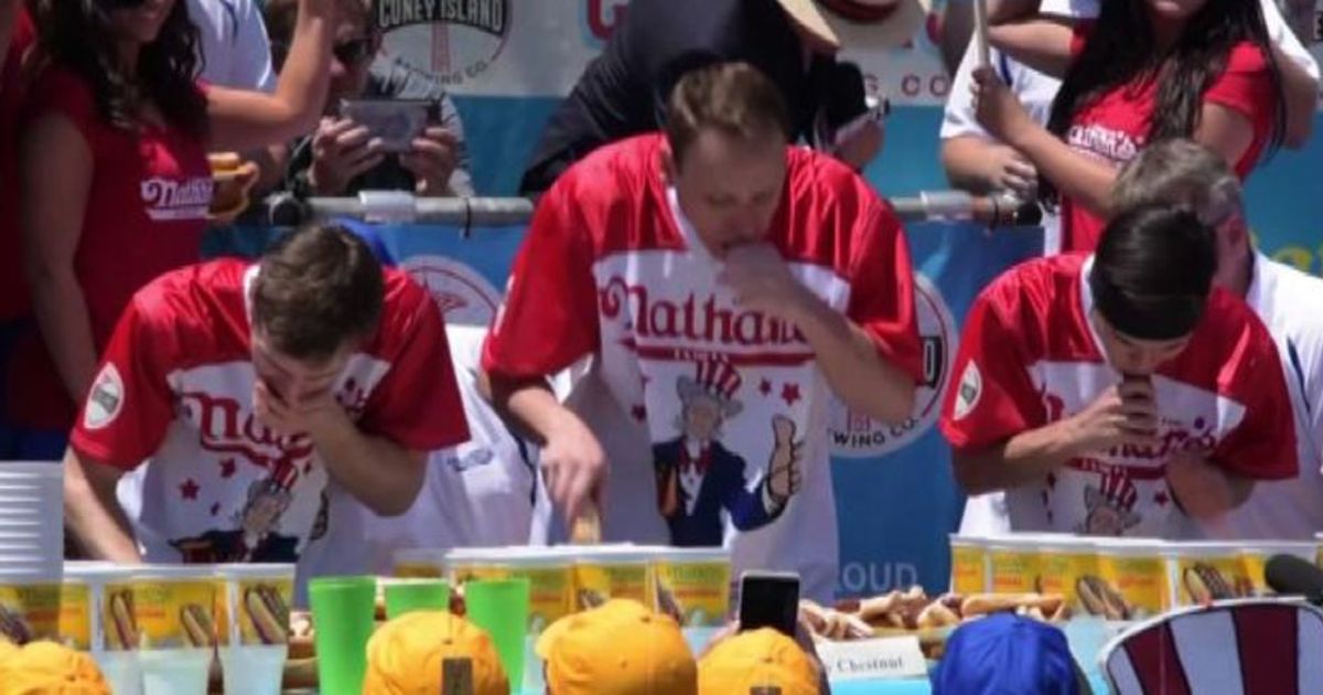 Mangia 72 hotdog in 10 minuti: record alla festa a Coney Island
