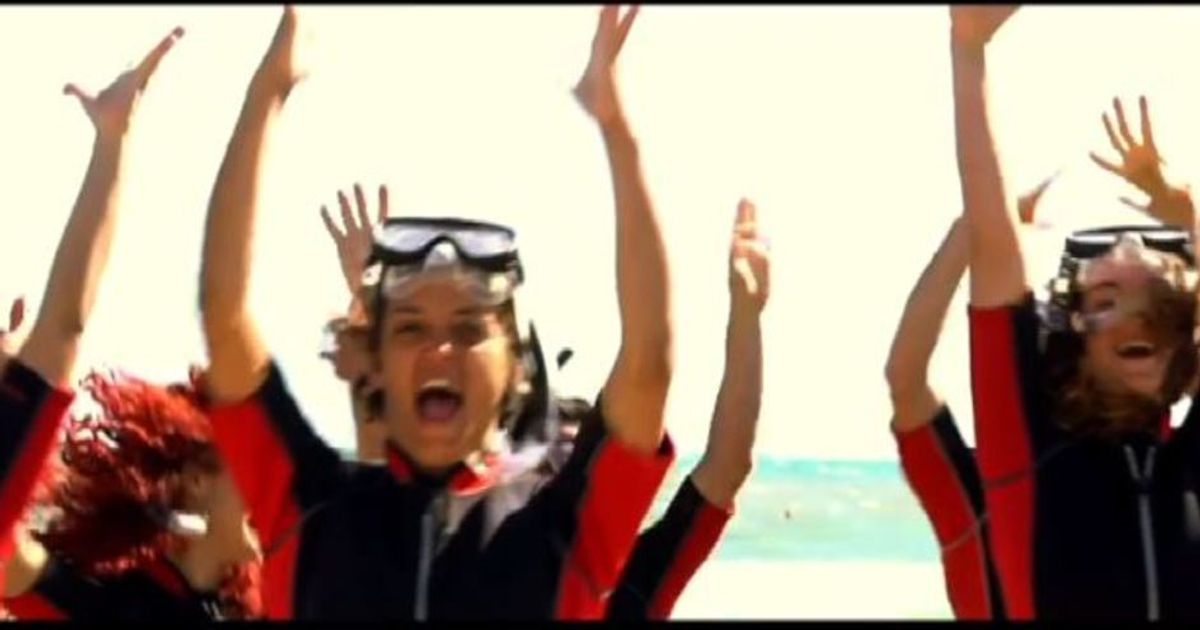 Flashmob del musical “Mamma Mia” a Ostia: bagnanti scatenati