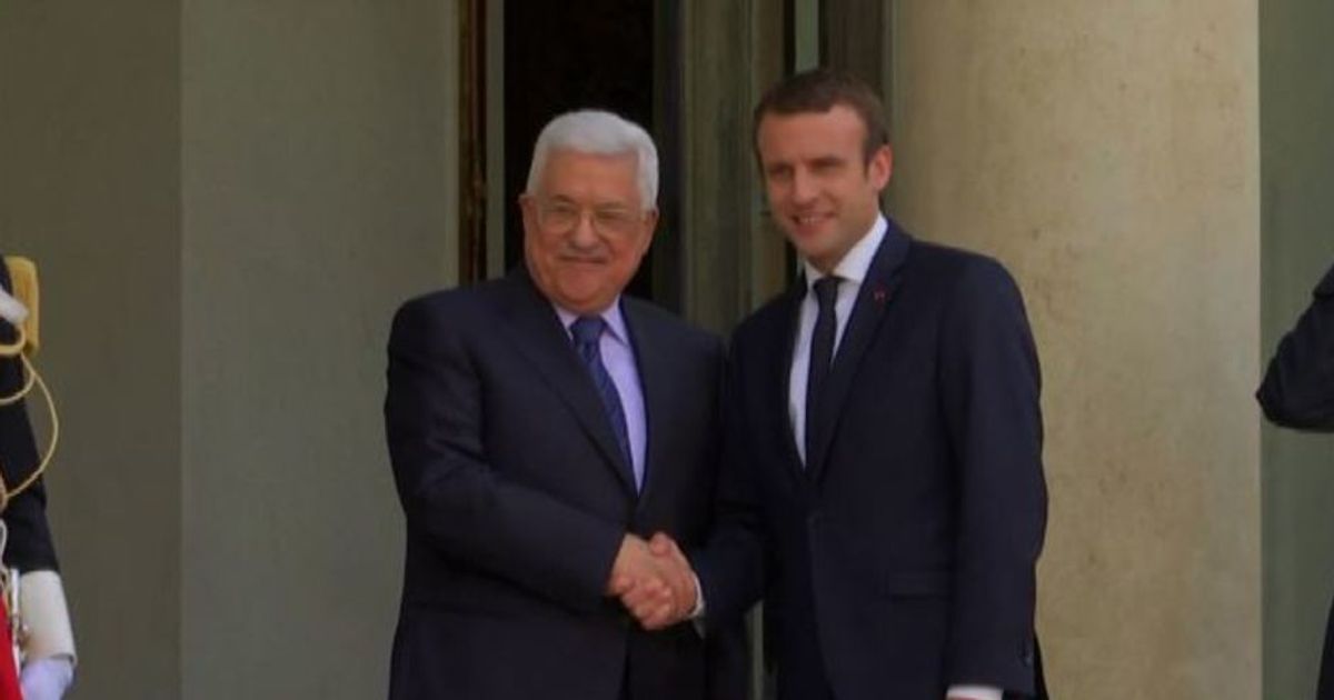 Parigi, il presidente francese Macron ha incontrato Abu Mazen